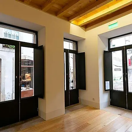 Change The World - - Almedina Hostel Coimbra
